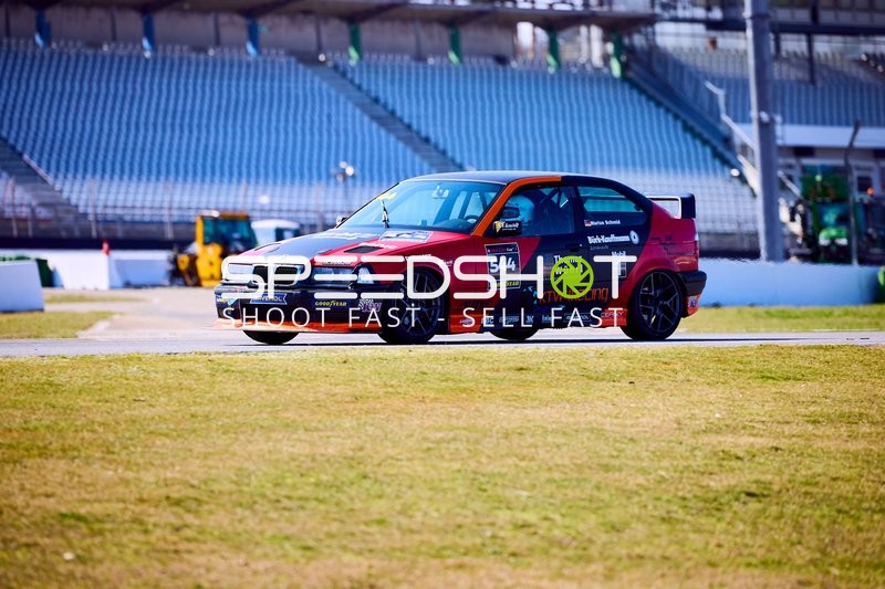 BMW mit Nummer 54A bei Testfahrten