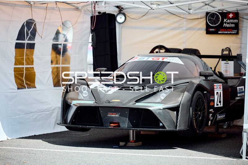 Rennwagen im Zelt während DMV Goodyear Racing Days