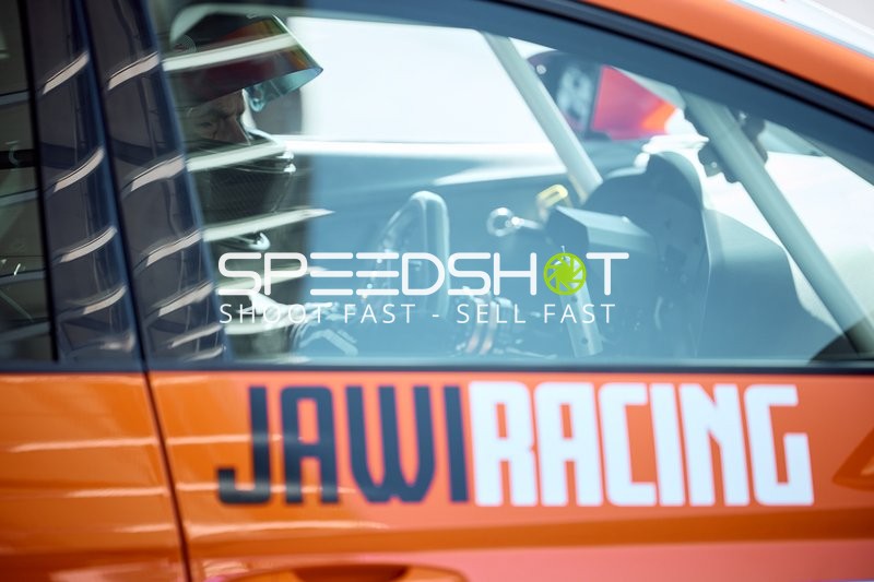 Jawi Racing Fahrer im Cockpit während der Testfahrten