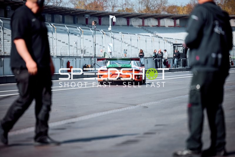 Porsche in der Boxengasse beim Fahren