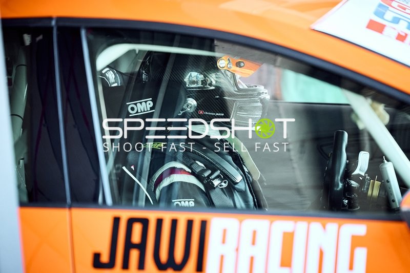 Fahrer im Rennauto bereit zur Fahrt