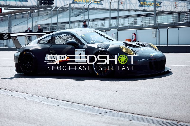 Rennwagen mit Nummer 1 während der Testfahrten in Hockenheim