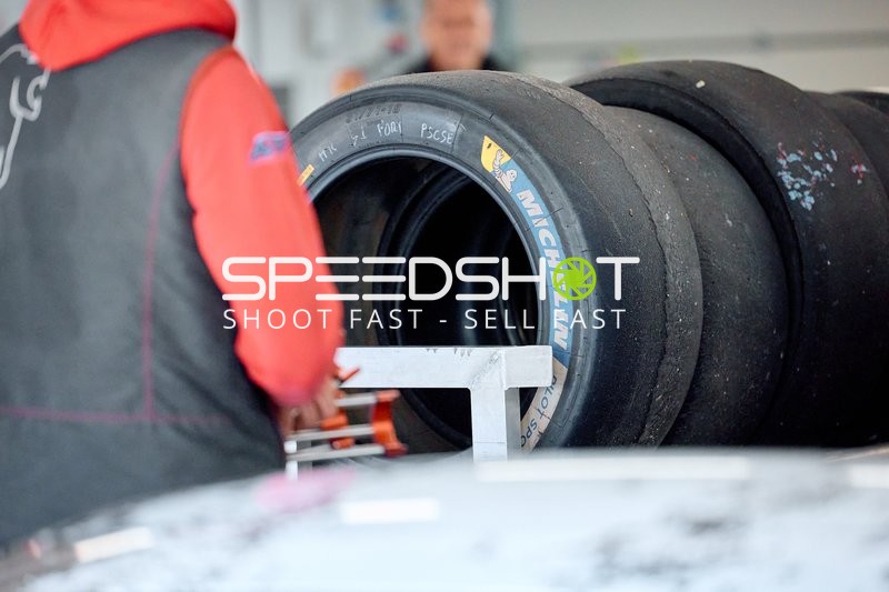 Reifenwechsel-Vorbereitungen beim Rennen