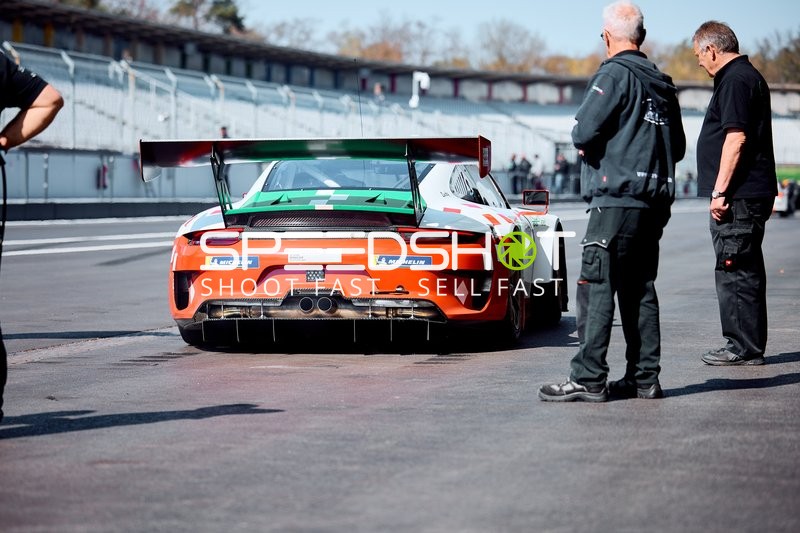 Rennwagen in der Boxengasse beim DMV Goodyear Racing Days