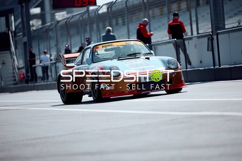 Porsche mit Nummer 39 fährt durch die Boxengasse