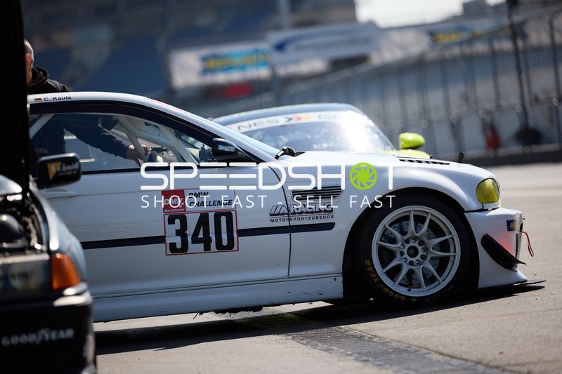 BMW Rennwagen auf der Strecke