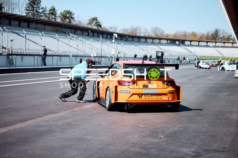 Oranger Rennwagen im Boxenstopp