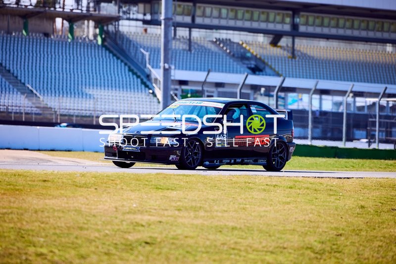 Heinz Müller und Martin Garbrecht im BMW auf der Rennstrecke
