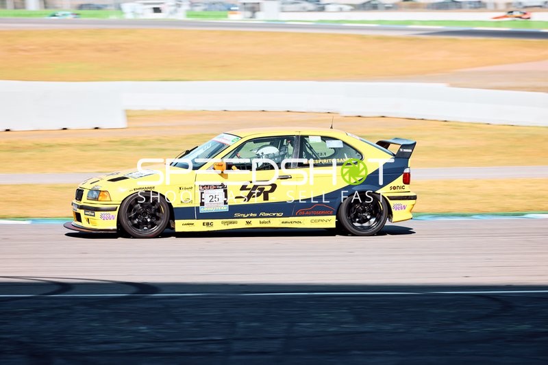 Gelber BMW mit Startnummer 25 auf der Rennstrecke