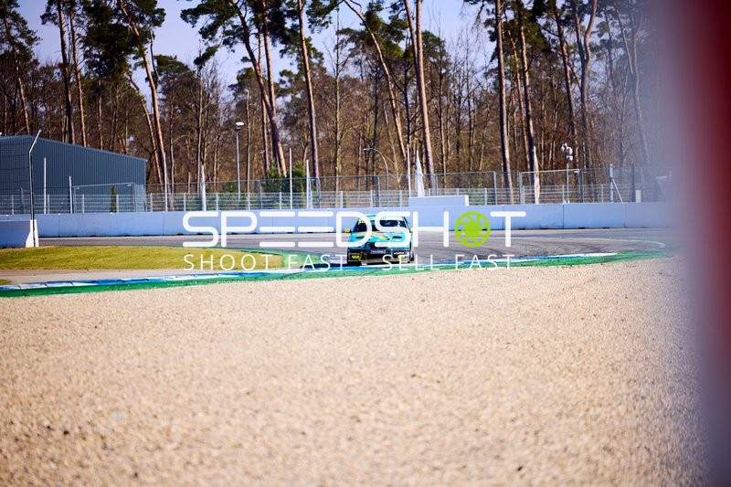 Rennwagen fährt durch Kurve