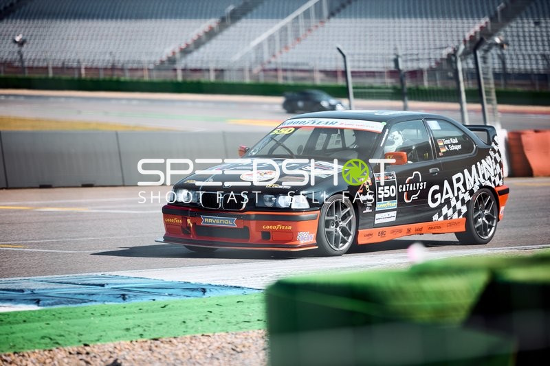 Rennwagen in Aktion auf dem Hockenheimring