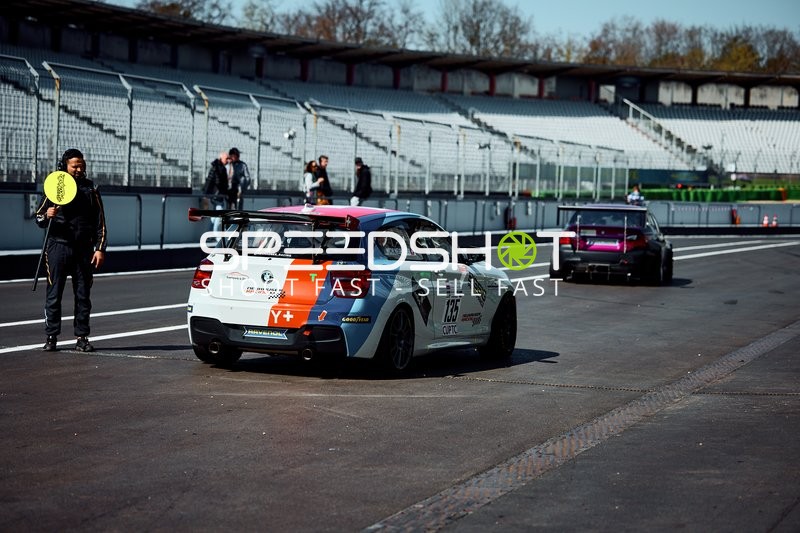 Christian Schick fährt in der Boxengasse