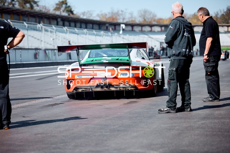 Rennvorbereitungen in der Boxengasse