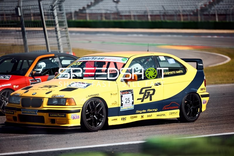 BMW 318ti auf der Rennstrecke bei DMV Goodyear Racing Days