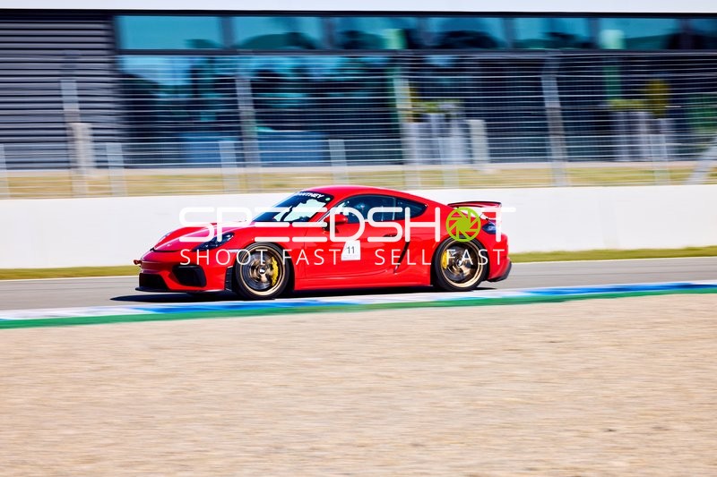 Rotes Sportauto während PCHC Rennen