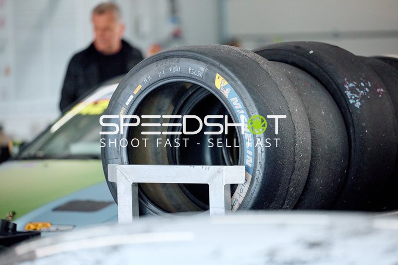 Stapel von Rennreifen in der Boxengasse