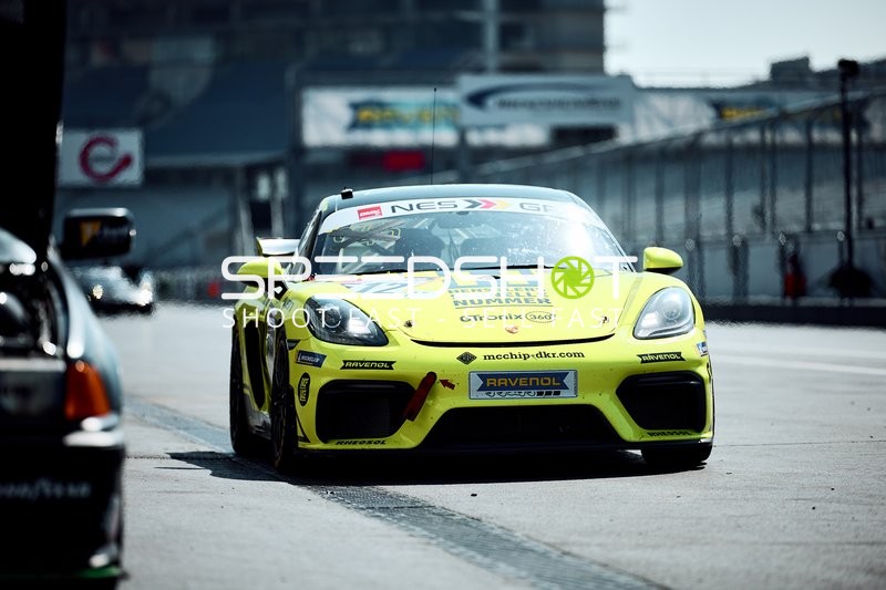 Gelbes Rennfahrzeug auf Rennstrecke