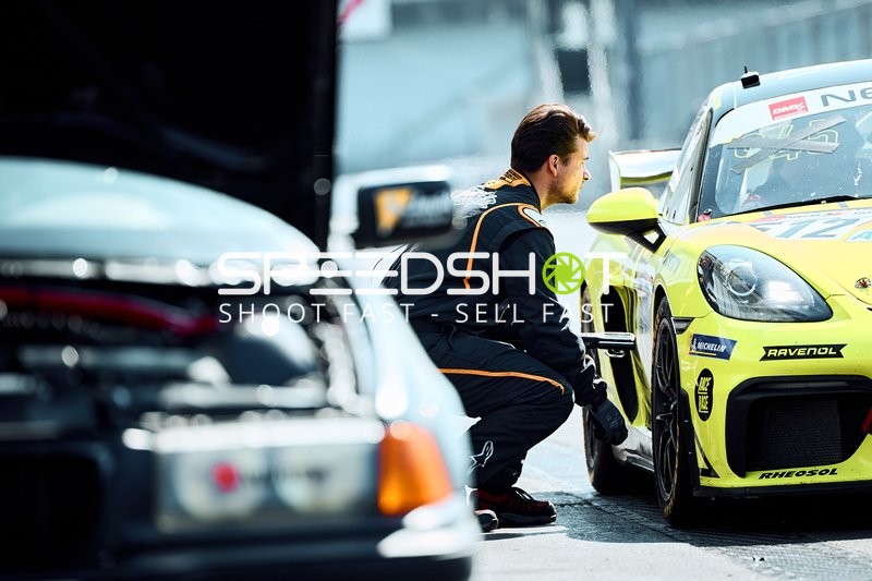 Mechaniker arbeitet am Auto mit Nummer 99 vor dem Rennen