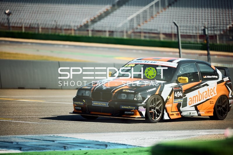 Roman Fellner-Feldegg führt sein Fahrzeug über die Rennstrecke