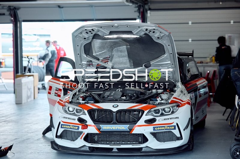 Rennwagen-Reparatur in der Werkstatt