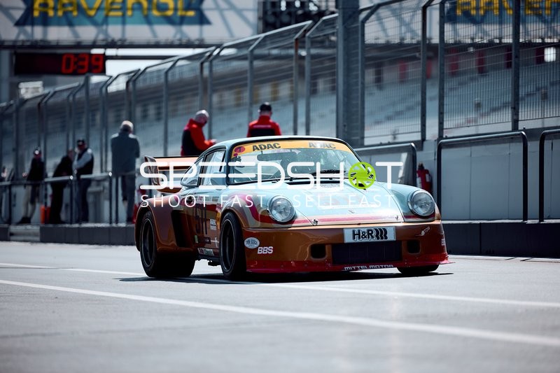 Oldtimer mit Nummer 39 auf der Rennstrecke