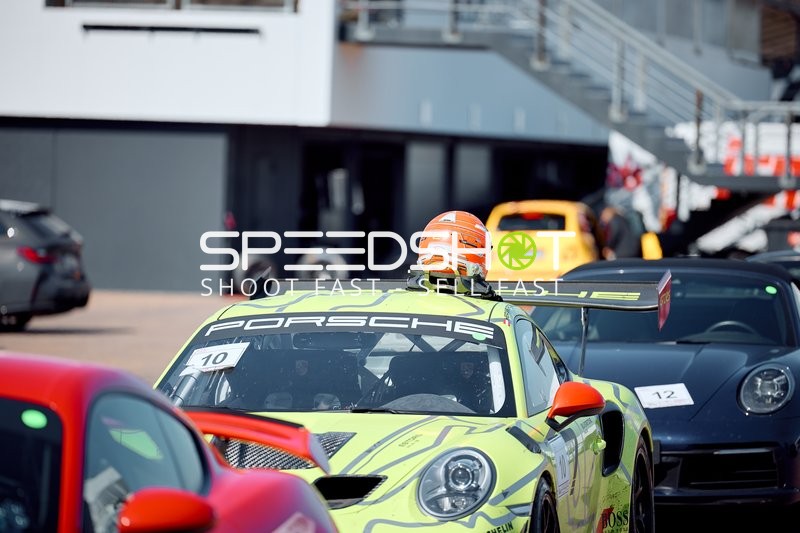 Porsche in der Wartungszone vor dem Rennstart