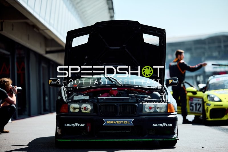 Rennvorbereitungen in der Boxengasse