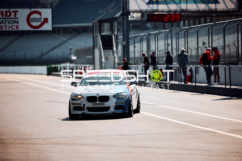 BMW Rennwagen in der Boxengasse