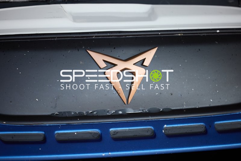 Fahrzeugdetail mit markantem Logo