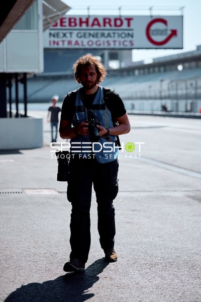 Fotograf arbeitet in der Boxengasse