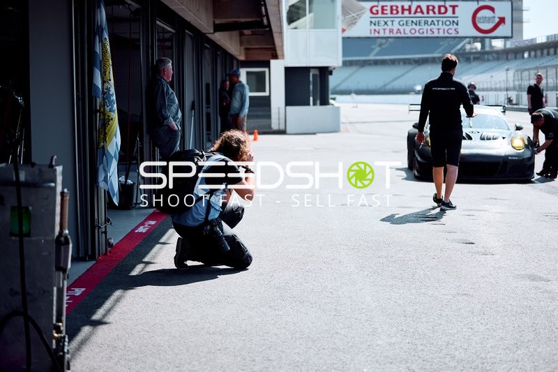 Fotograf dokumentiert Rennwagen in der Boxengasse