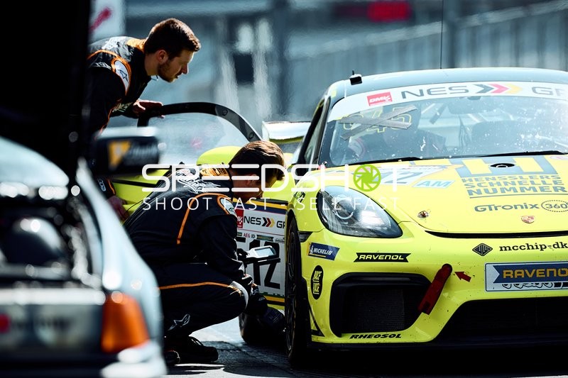 Reparatur am Ravenol Motorsport-Wagen