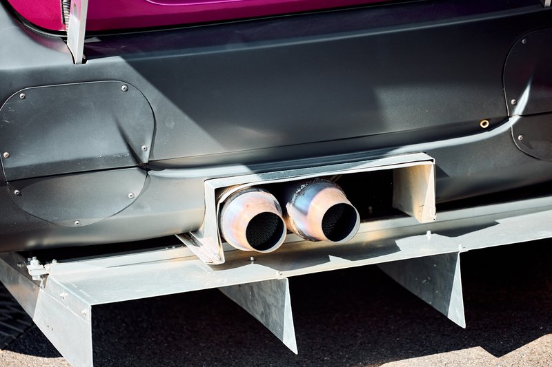 Detaillierter Auspuff eines Rennwagens