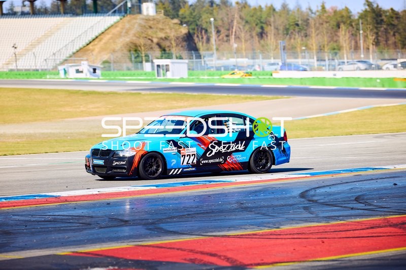 BMW mit Nummer 722 auf der Rennstrecke