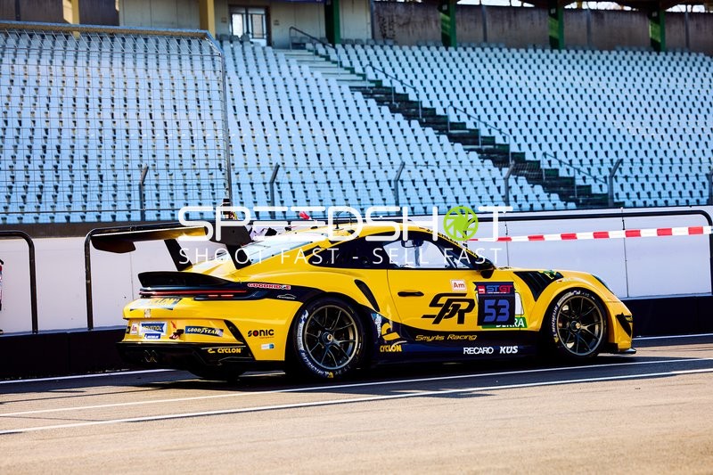 Gelber Rennwagen mit Startnummer 53 in der Boxengasse