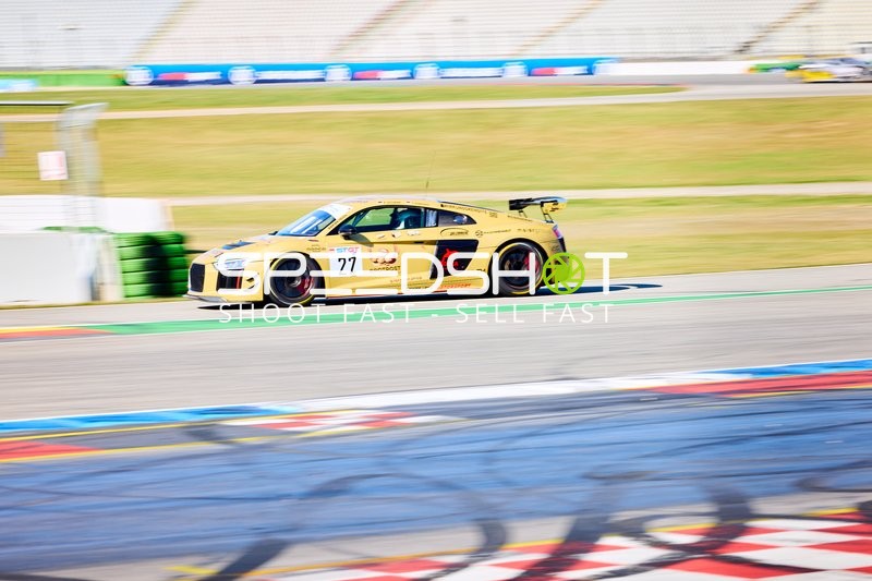 Rennwagen Nummer 27 in voller Fahrt