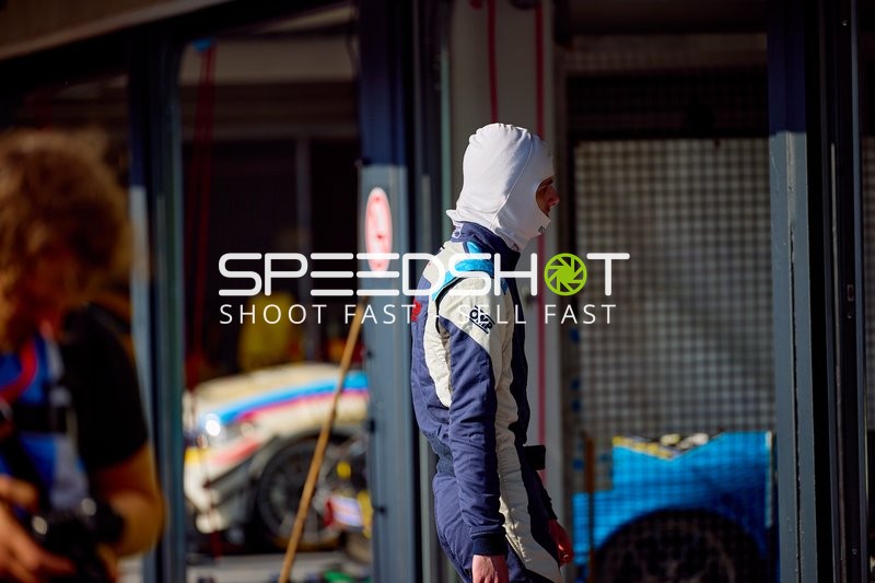 Rennfahrer bereitet sich in der Boxengasse vor