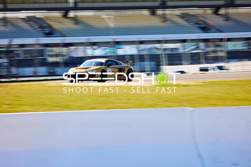 Rennwagen bei hoher Geschwindigkeit auf der Strecke