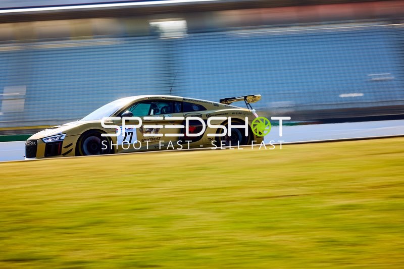 Rennwagen Nummer 27 in voller Fahrt