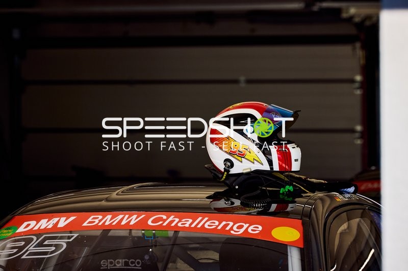 Helm auf BMW Challenge Auto in der Boxengasse