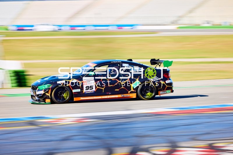 Tomas Pfister im Renntempo auf der Strecke