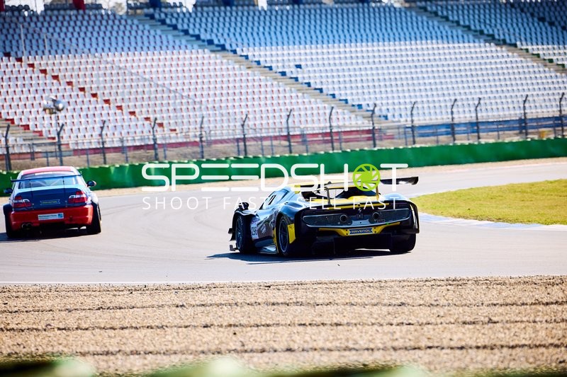 Autos in enger Verfolgung auf der Rennstrecke
