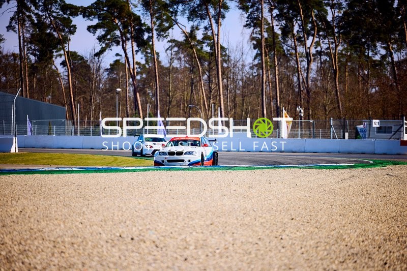 Fahrzeuge beim Training auf dem Hockenheimring
