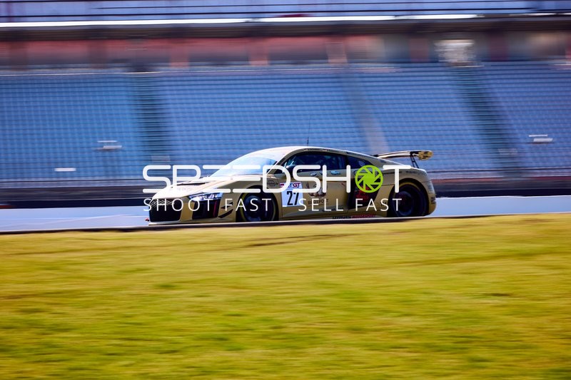 Rennauto Nummer 27 in voller Fahrt