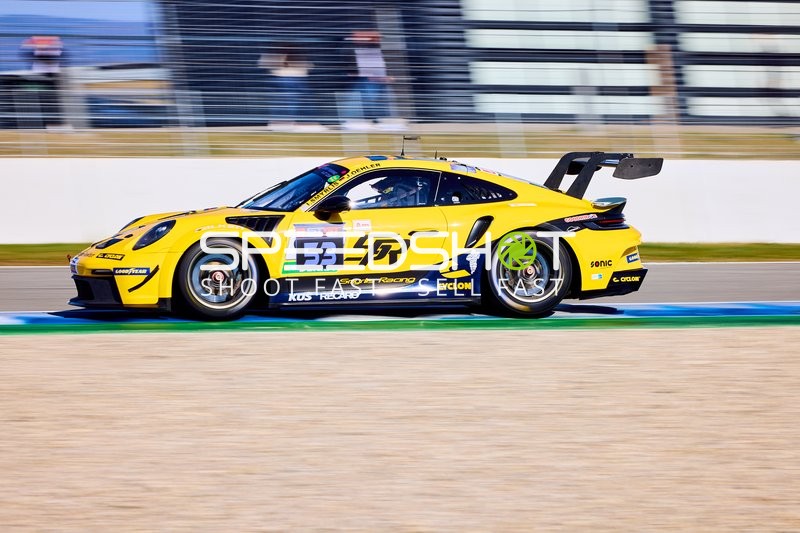 Rennwagen in voller Fahrt