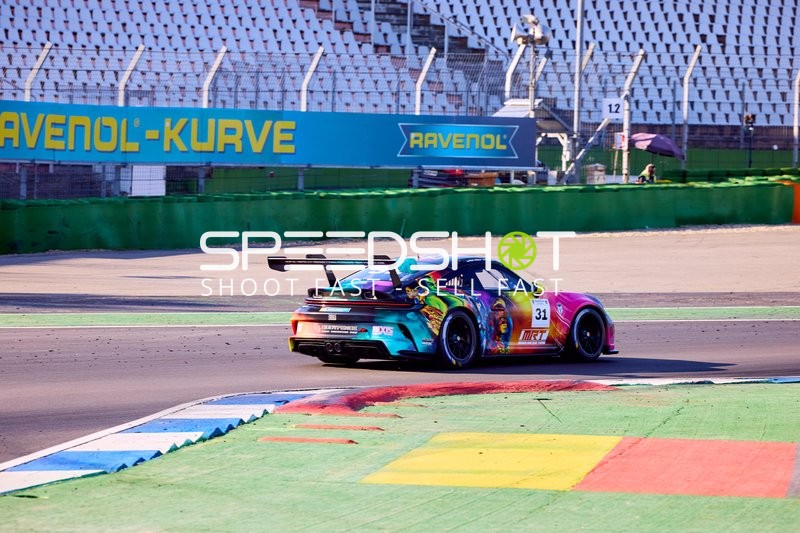 Porsche fährt dynamisch auf der Rennstrecke