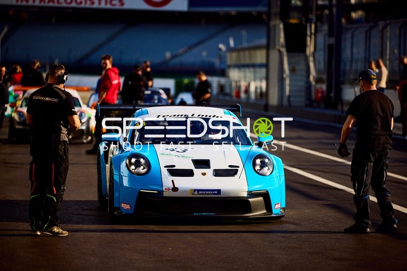 Rennwagen bewegt sich in der Boxengasse