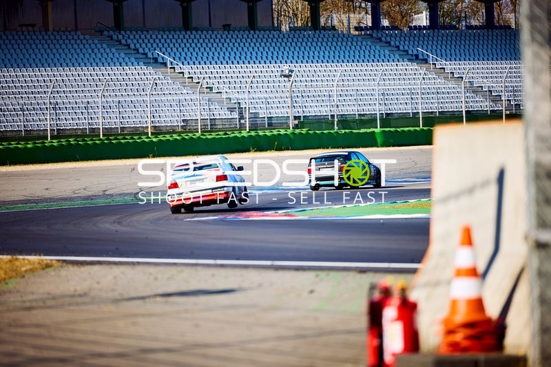 Rennwagen in Aktion auf dem Hockenheimring