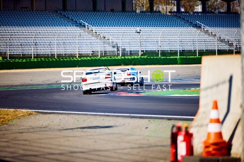 Rennfahrzeuge in Kurve auf der Rennstrecke