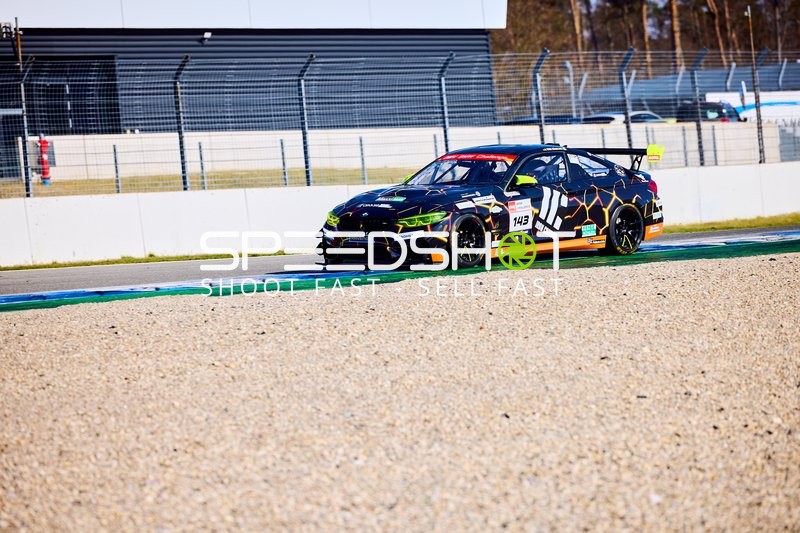 Rennauto von Dynotech auf der Strecke